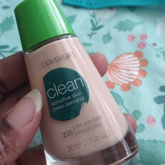 COVERGIRL Other - COVERGIRL Medium Light Liquid Foundation NEW